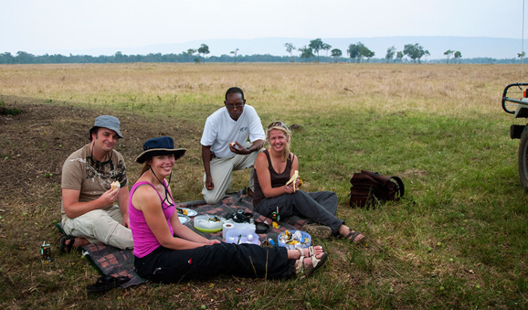 Lunch i det fria under Safari i Masai Mara, Kenya Lunch i det fria under Safari i Masai Mara, Kenya