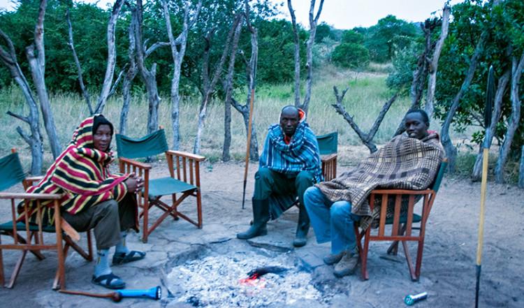 Nattvakter vid den utbrända brasan på JK Mara Camp, Masai Mara Nattvakter vid den utbrända brasan på JK Mara Camp, Masai Mara