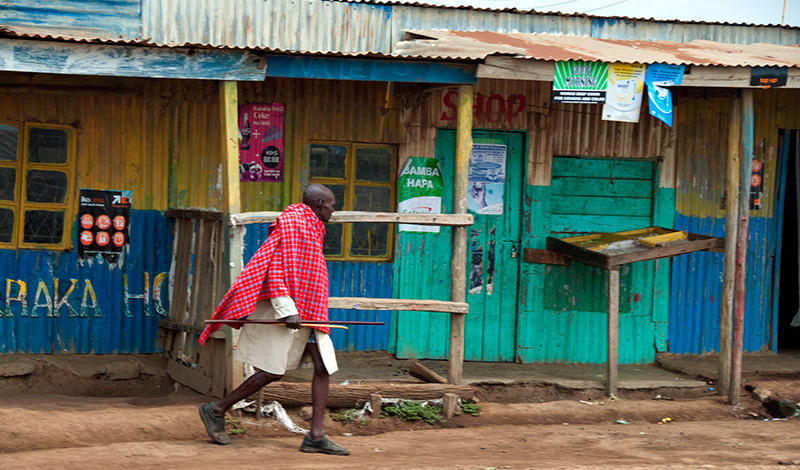 Masaj i en enkel by längs vägen till Nairobi, Kenya