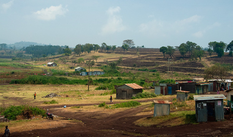 Små byar längs vägen till Nairobi, Kenya Små byar längs vägen till Nairobi, Kenya