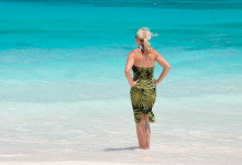 Anki blickar ut vid Grand Anse stranden, La Digue Seychellerna