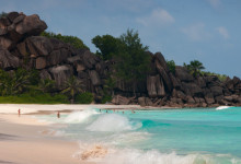 Vågorna rullar in vid Grand Anse stranden, La Digue Seychellerna