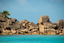 Klippor vid norra Grand Anse, La Digue Seychellerna