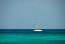 Segelbåt vid Grand Anse, La Digue Seychellerna