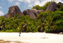 Längs stranden vid Anse Source d’Argent, La Digue Seychellerna