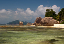 Anse Source d’Argent på La Digue med Praslin i fjärran Seychellerna