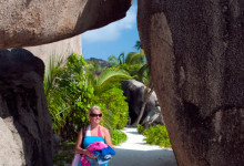Anki under gigantiska klippblock, Anse Source d’Argent