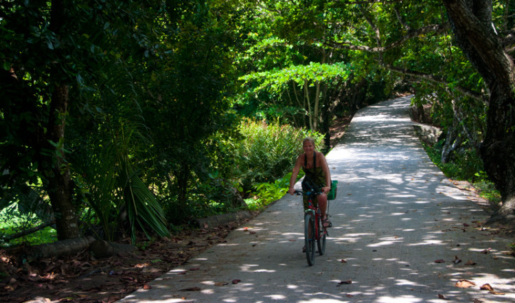 20110220-08-Anki-bicycling-La-Digue-Seychelles