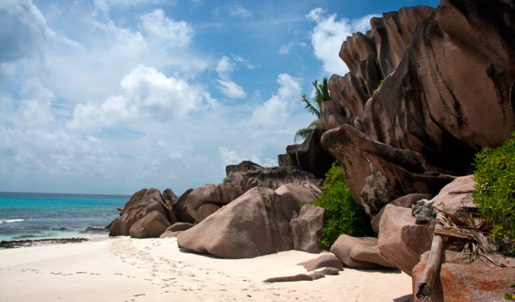 Granit klippor vid Grand Anse, La Digue Seychellerna