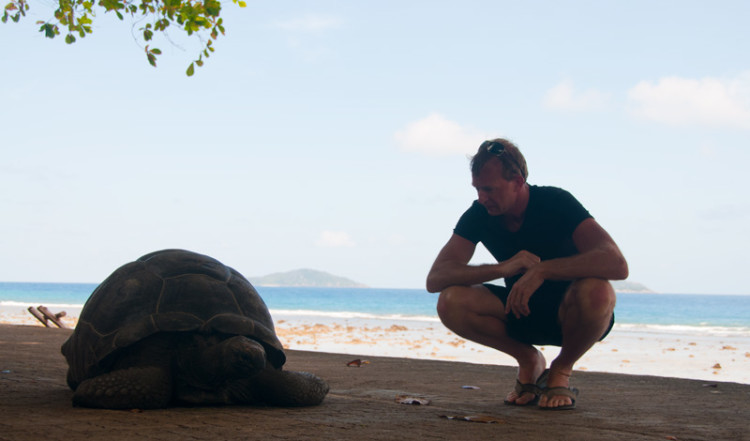 Lasse hälsar på sköldpadda, La Digue Seychellerna