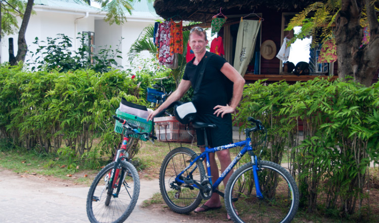 Lasse utanför butik i La Passe, La Digue Seychellerna