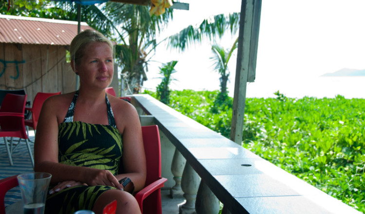 Anki på Tarosa Café, La Digue Seychellerna