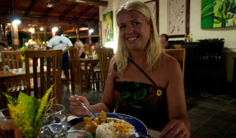 Anki i restaurangen på Chateau St Cloud, La Digue Seychellerna