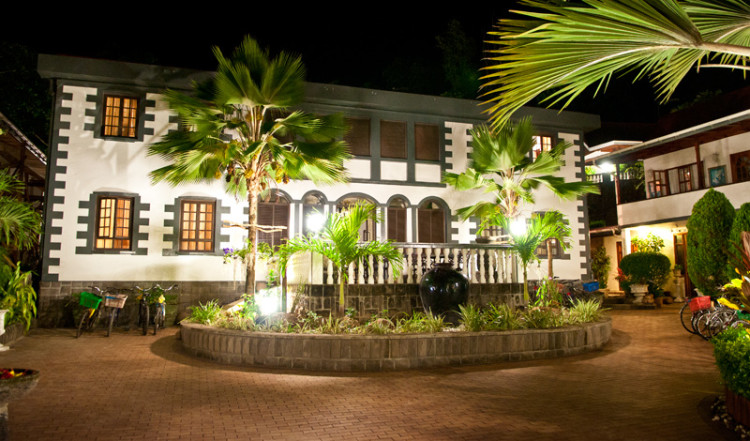 Kväll vid hotellet Chateau St Cloud, La Digue Seychellerna