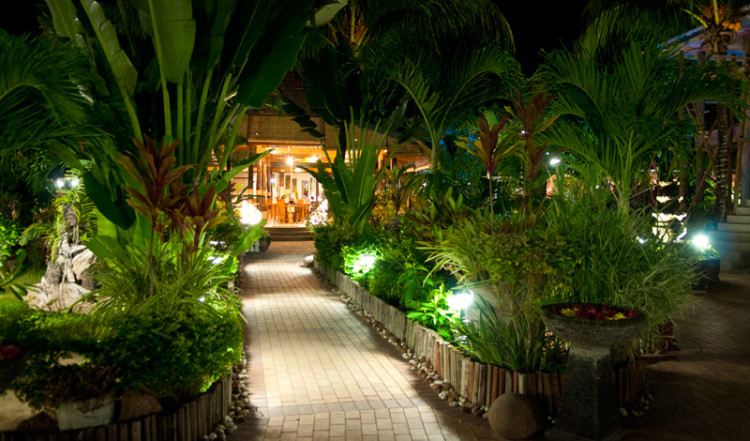 Kväll vid restaurangen på Chateau St Cloud, La Digue Seychellerna
