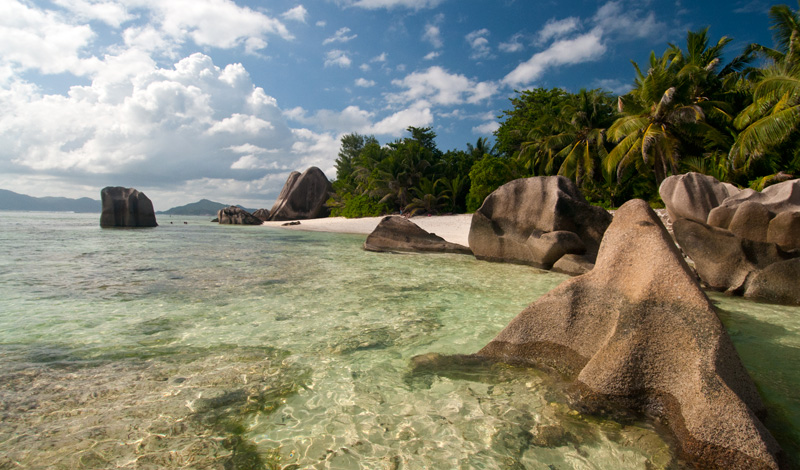I det sköna vattnet vid stranden Anse Source Dargent, La Digue Seychellerna