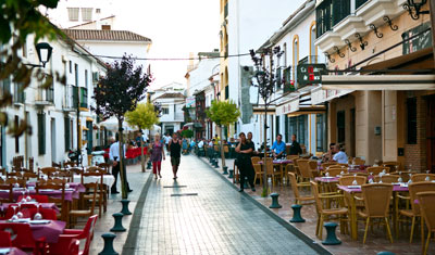 Gata fylld av tapas restauranger, Estepona