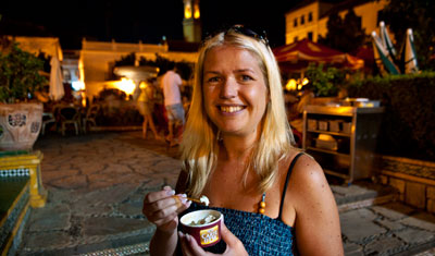 Anki vid Plaza de las Flores, Estepona