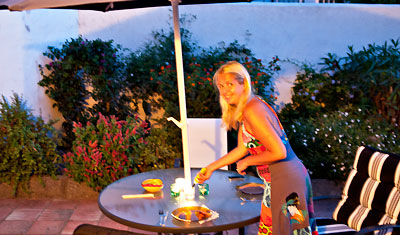Anki förbereder grillning i Monte Viñas, Manilva 