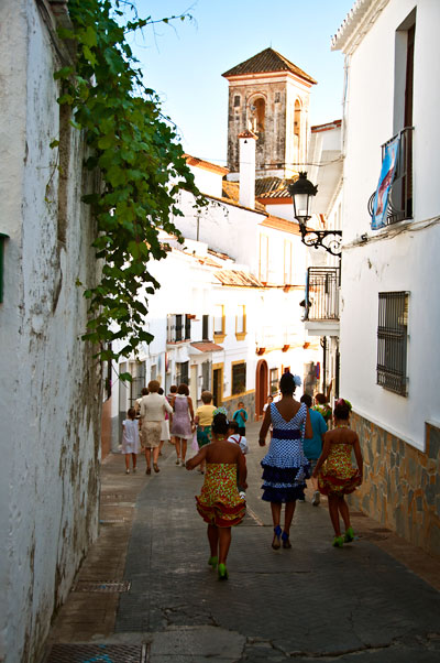 På väg mot kyrkan, Calle Iglesia, Manilva