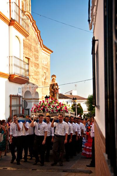 Helgonet bärs utmed Calle Iglesa, Fiesta de Santa Ana, Manilva