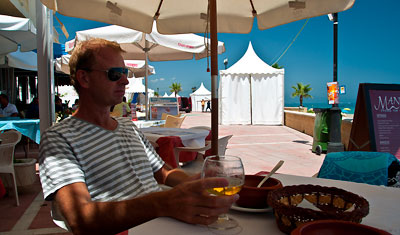 Lasse lunchar på Manolos, Sabinillas 