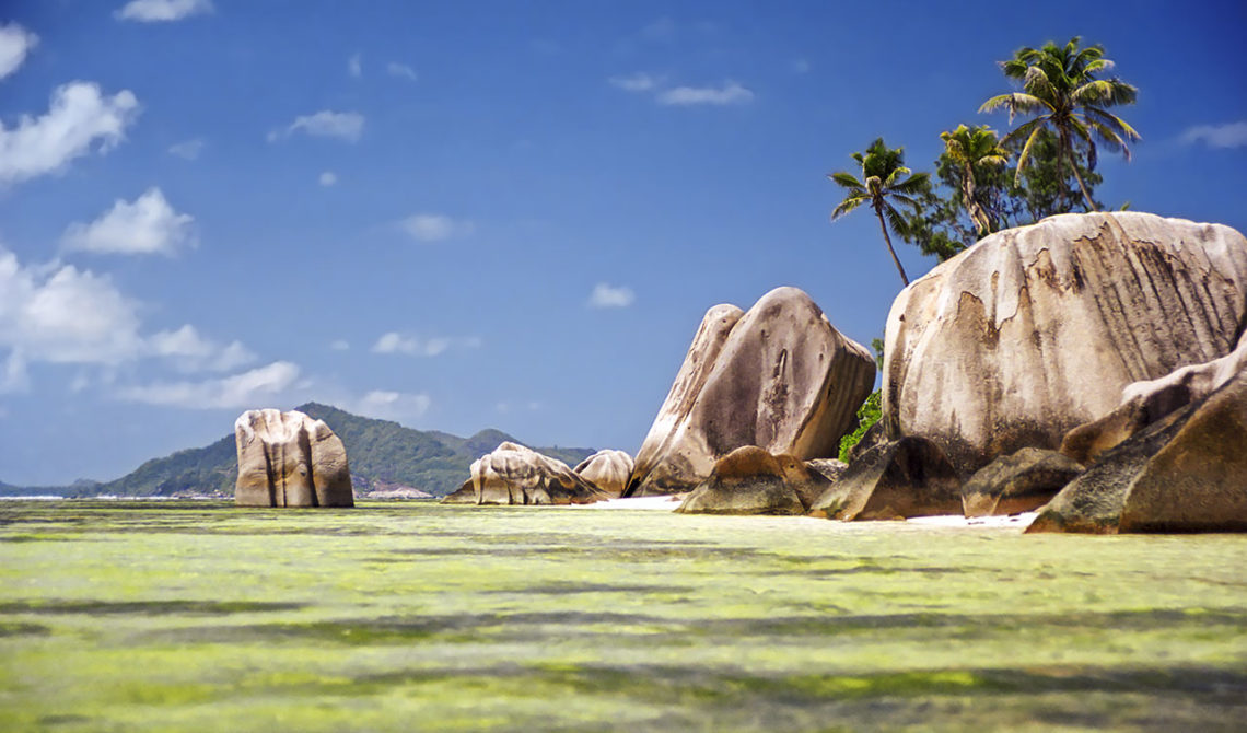 Anse Source D'Argent på La Digue med Praslin i bakgrunden