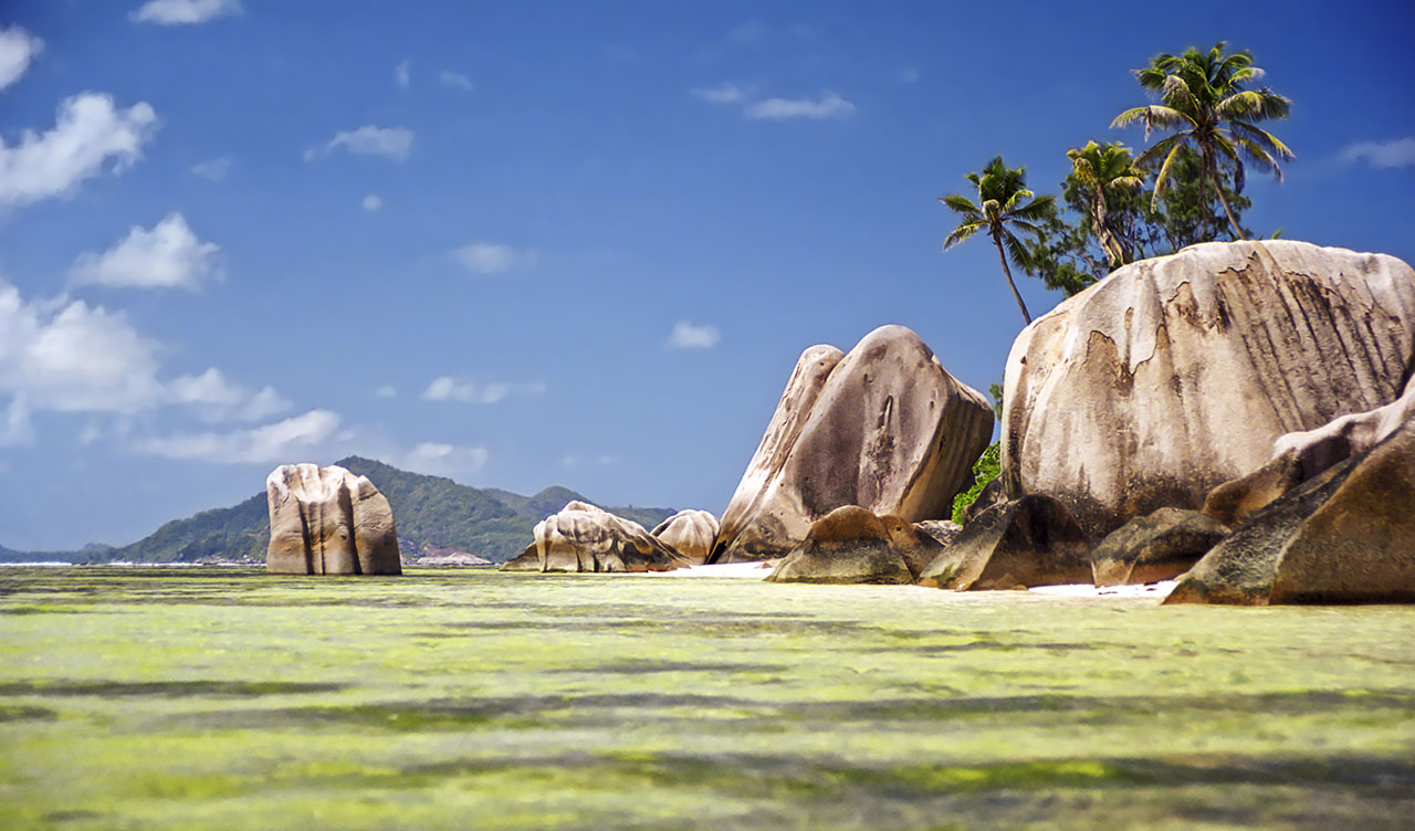 Anse Source D'Argent på La Digue med Praslin i bakgrunden