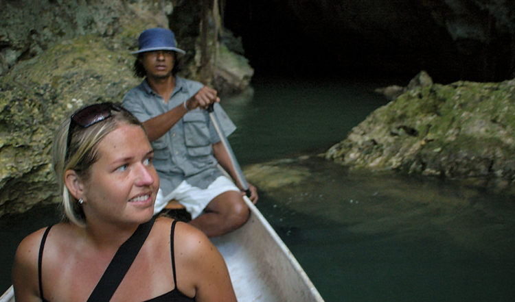 Anki i kanot vid Barton Creek, Belize