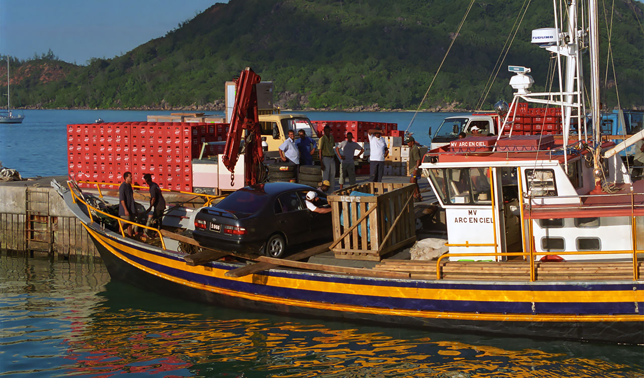 Båt mellan Praslin och Mahe som även transporterar bil, Seychellerna