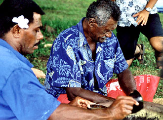 Hövdingen på Nacula Island och en av hans närmaste män förbereder kava