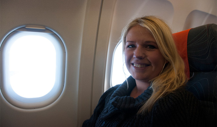 Anki på fönsterplats på väg till Island