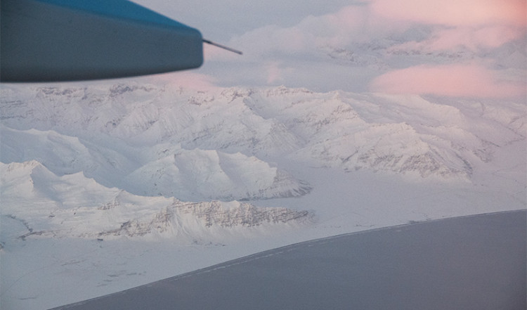 Vulkanlandskap klätt i snö - Island från ovan