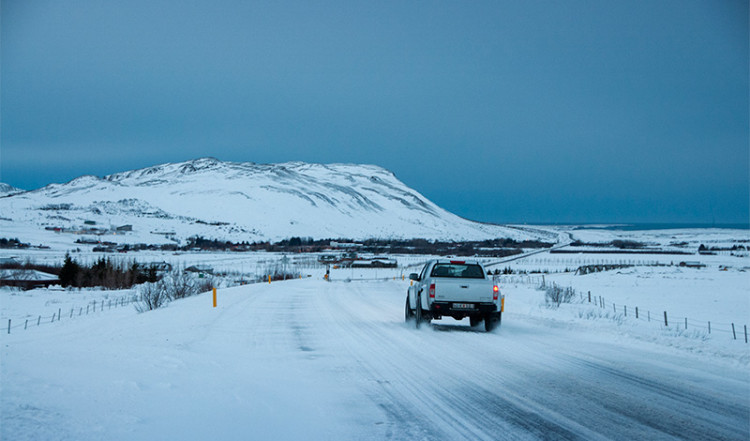 Landsväg strax utanför Reykjavik, Island