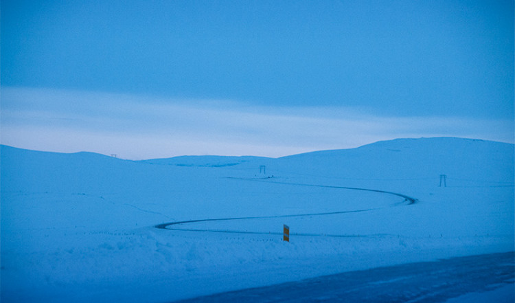 En slingrig vinterväg på Island