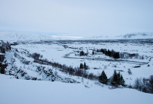 Almannagjá där kontinentalplattor möts vid Þingvellir National Park, Tingvalla Island