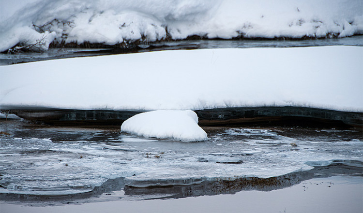 Is och snö vid ett Tingvalla vattendrag, Island