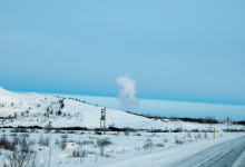Ett ångmoln från Geysir skymtar på avstånd