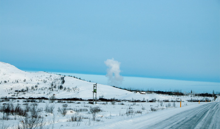 Ett ångmoln från Geysir skymtar på avstånd