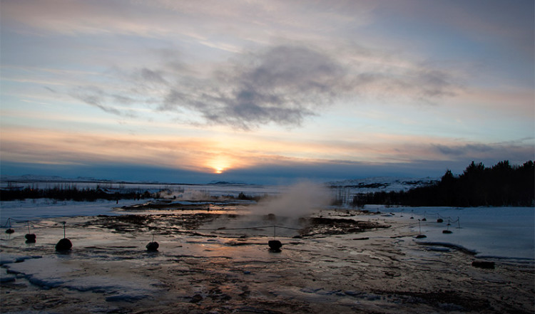 Is runt den stora Geysern vid Geysir, Island