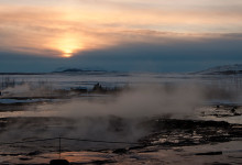 Varm ånga stiger från stora Geysern vid Geysir, Island