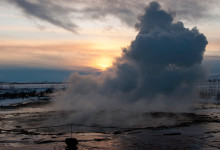 Ångmolnet från stora Geysern blåser bort, Geysir Island