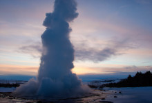 Ett flera meter högt ångmoln från geysern, Geysir