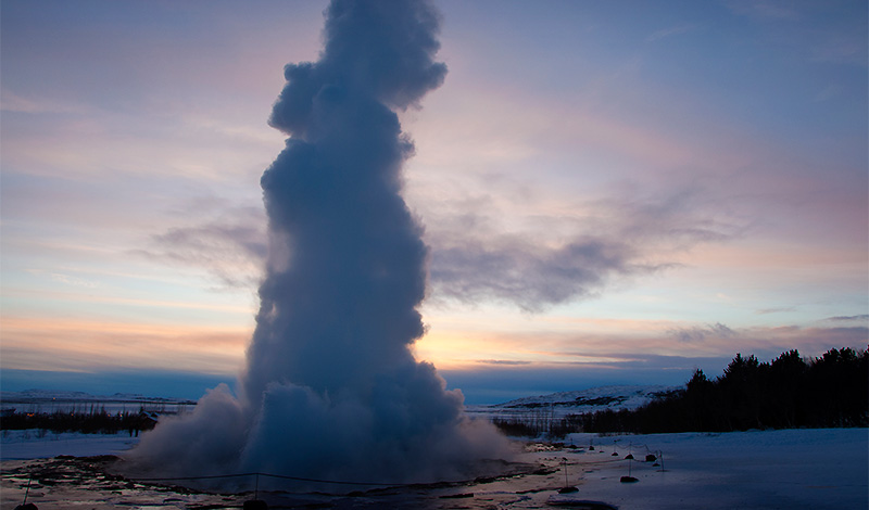 Ett flera meter högt ångmoln från geysern, Geysir