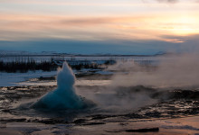 Undertrycket lyfter vattnet till en stor bubbla innan den blåser iväg ånga, Geysir
