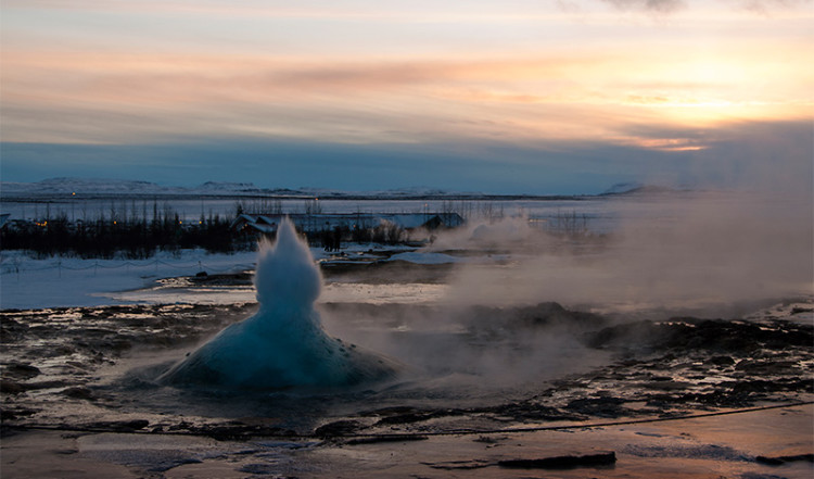 Undertrycket lyfter vattnet till en stor bubbla innan den blåser iväg ånga, Geysir