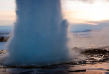 Geysir blåser vatten och ånga flera meter upp i luften