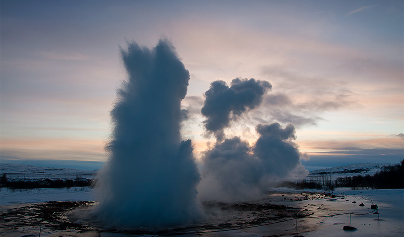 Ett nytt utbrott innan ångmolnet från förra försvunnit, Geysir