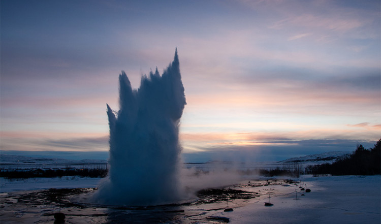 Skymning vid Geysir, den stora Geysern som gett fenomenet sitt namn