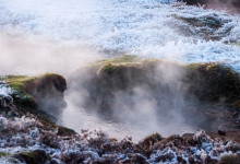 Frost i gräs och mossa runt lilla Geysir